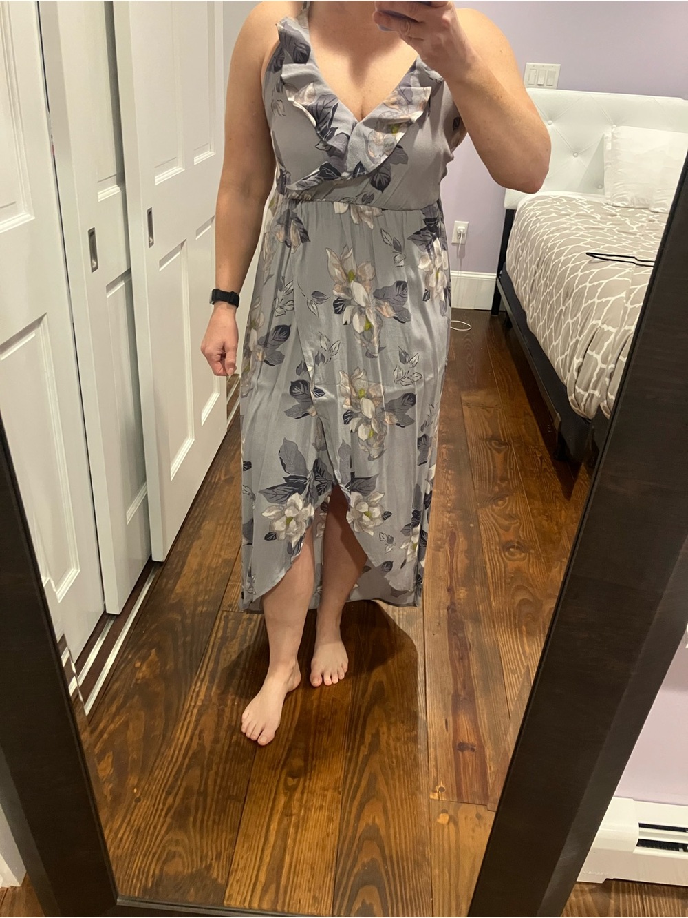 Astr the label Floral Ruffle V-Neck Midi Dress in Light Gray. Xs